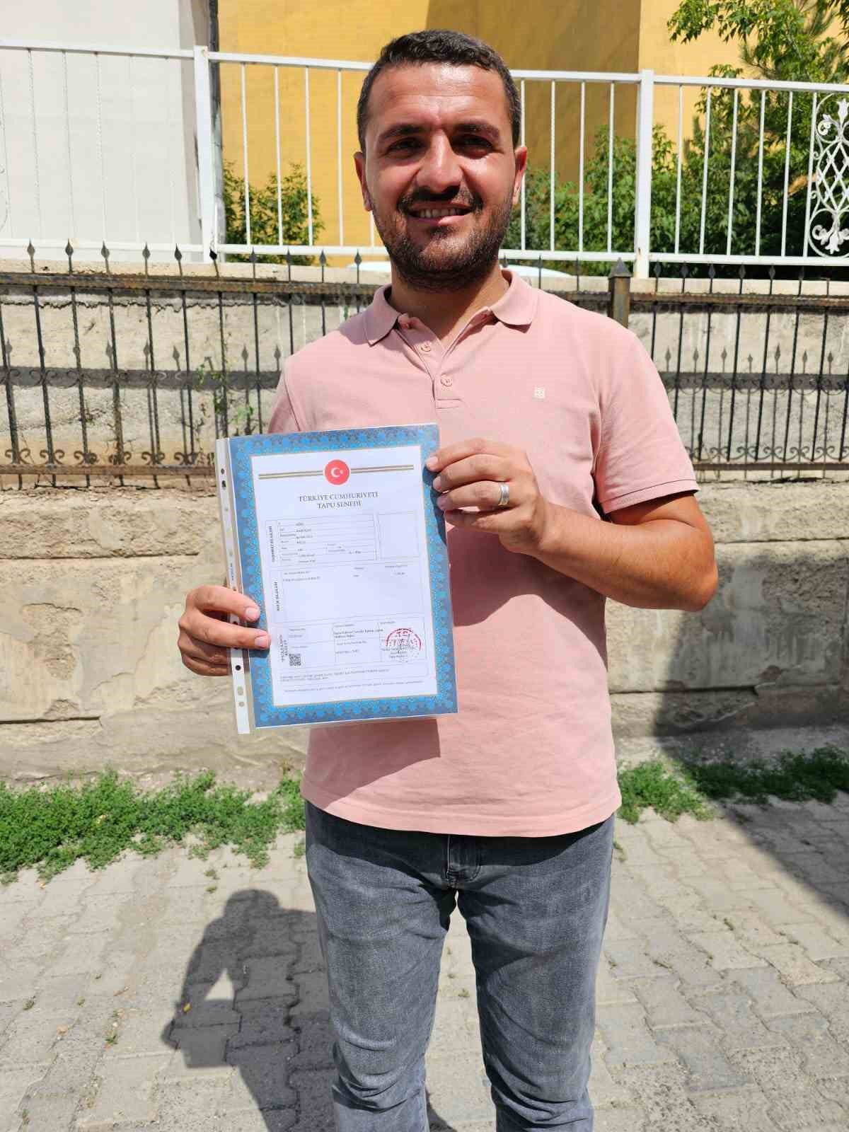 Ağrılı çift tüm varlığını Kızılay’a bağışladı