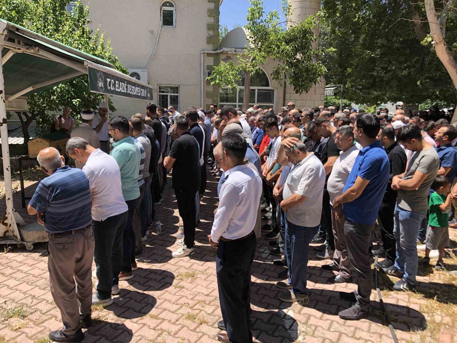 Eski eşi tarafından 13 yerinden bıçaklanan kadın son yolculuğuna uğurlandı