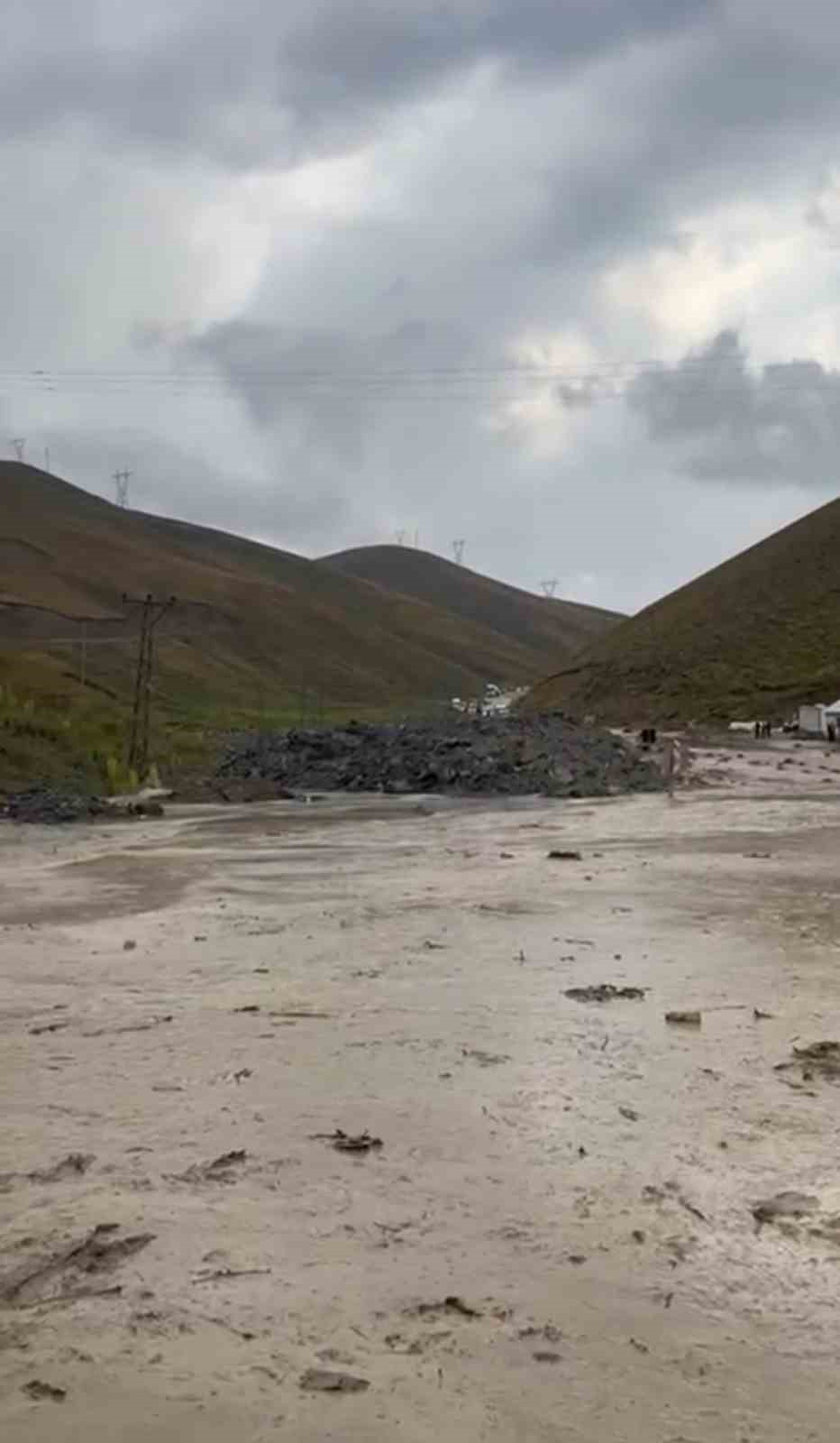 Van-Hakkari karayolunda onlarca araç selde mahsur kaldı