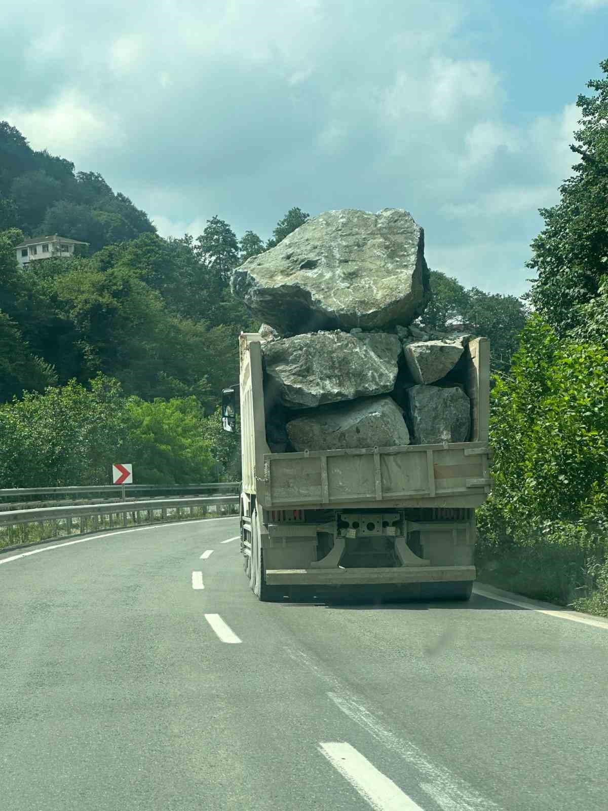 Dev kaya yüklü kamyonlar sürücüleri korkutuyor