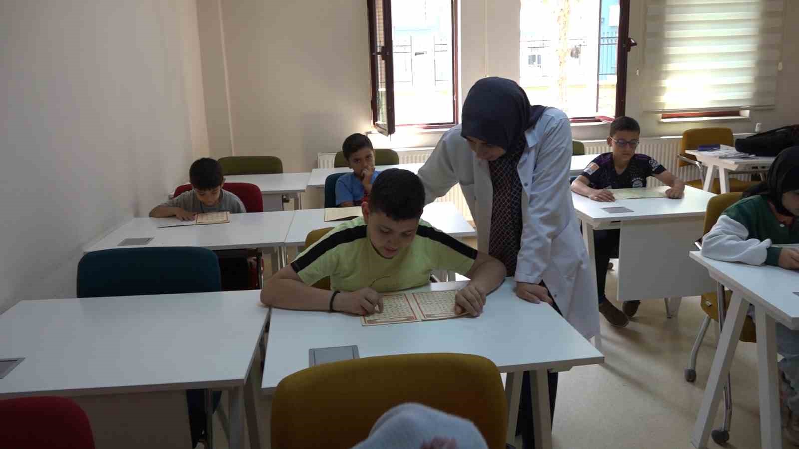 Tatvan Gençlik Merkezi’nde temel dini bilgiler eğitimi veriliyor