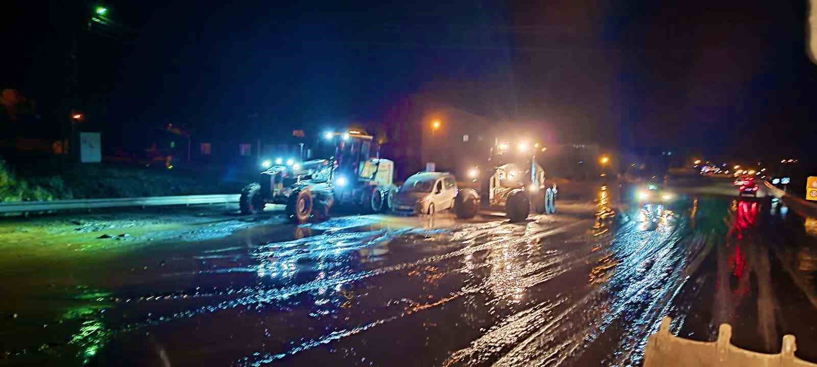 Özalp’ta sel nedeniyle bazı evler sular altına kaldı