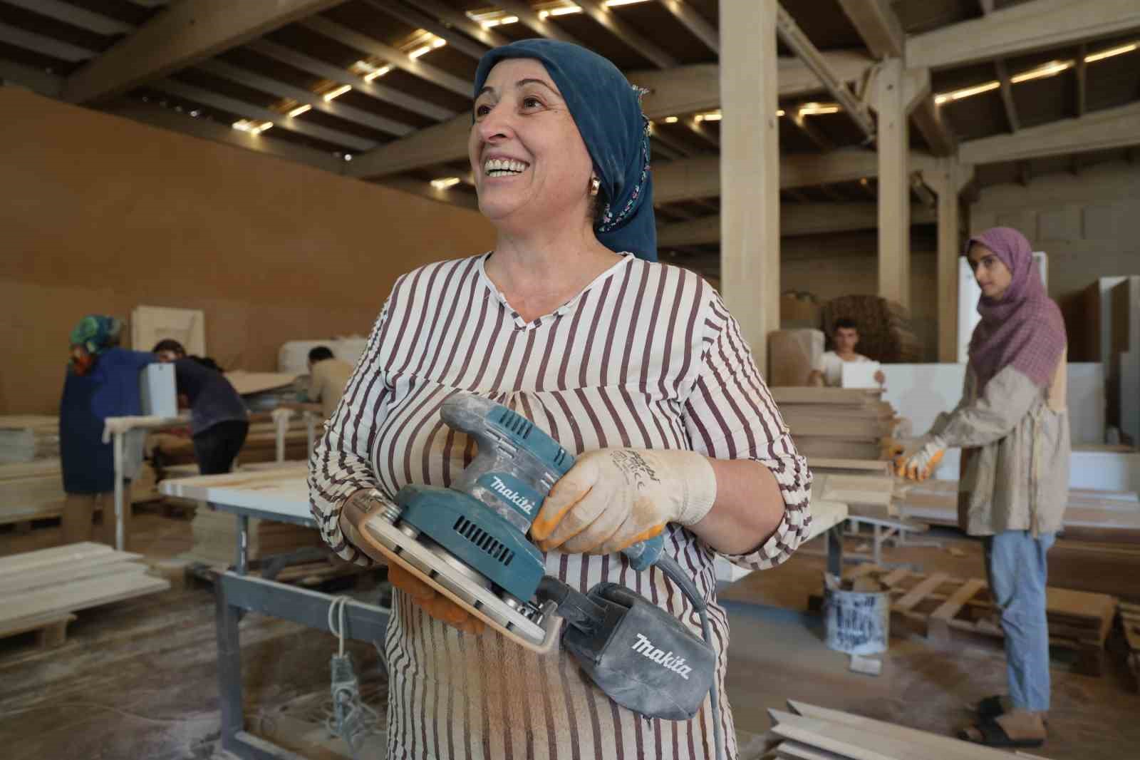 Kadın ustalar mobilya endüstrisinde erkeklere taş çıkarıyor