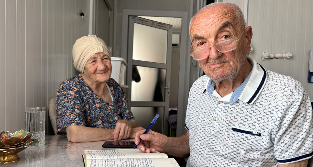 97 yaşındaki adam kalemini ve kitabını yanından ayırmıyor