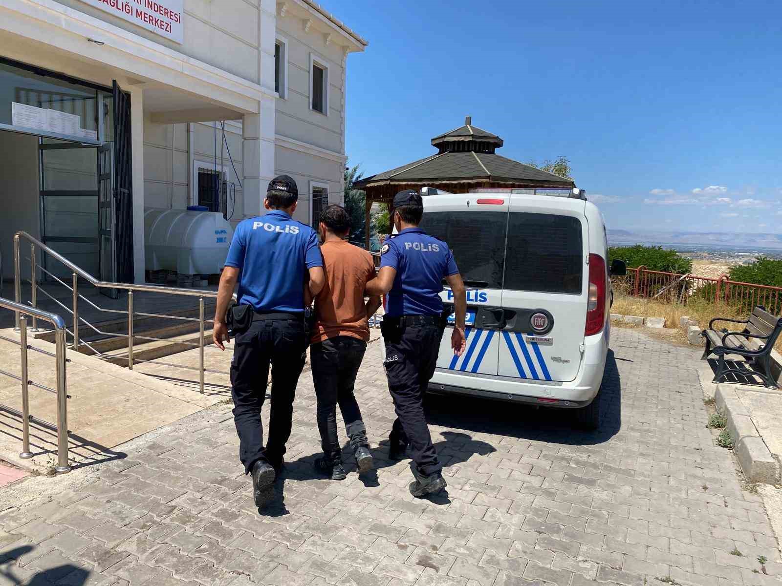 Duvarı delerek girdikleri işyerinde milyonluk vurgun yaptılar