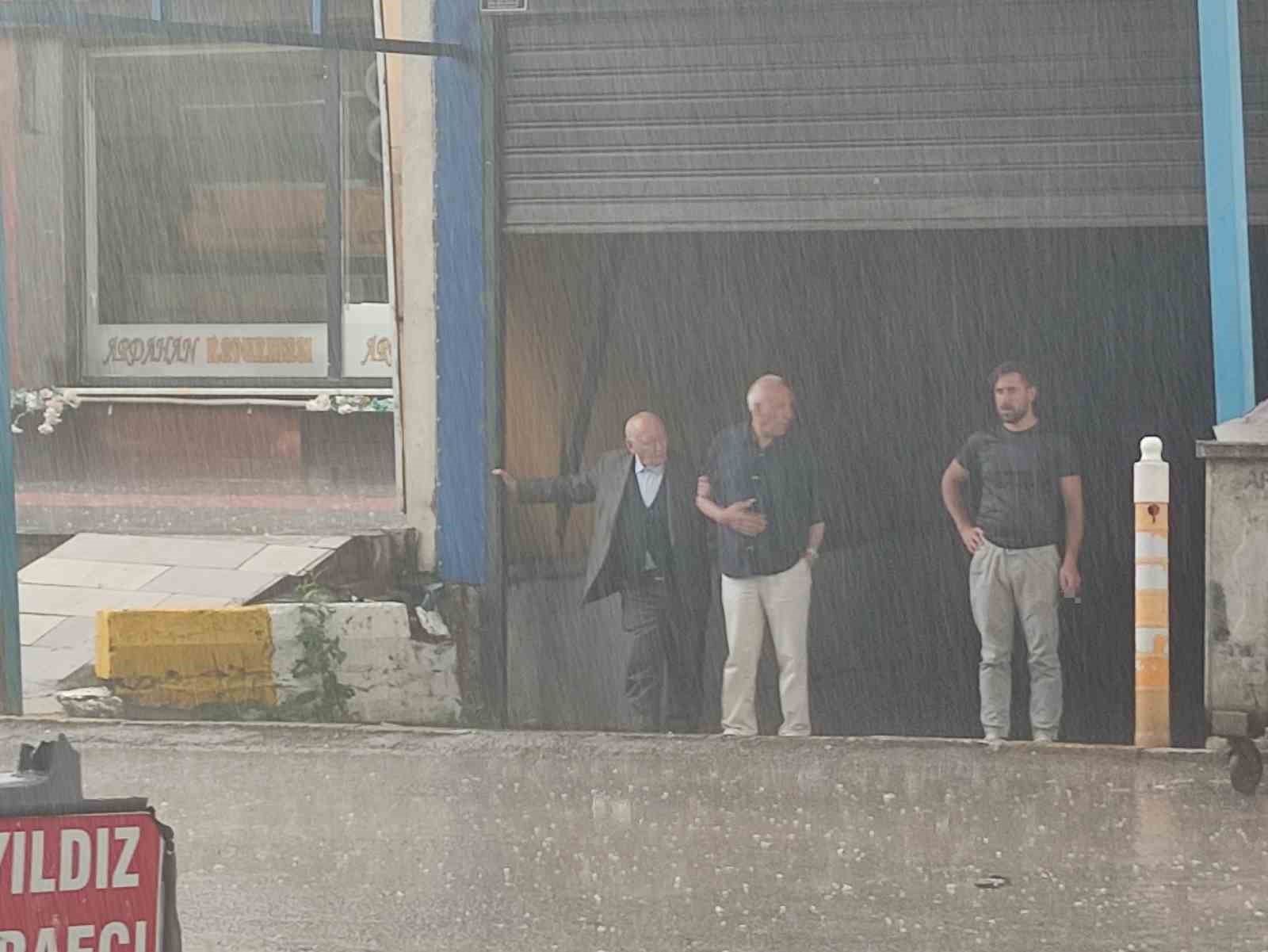 Ardahan’da sağanak ve dolu etkili oldu