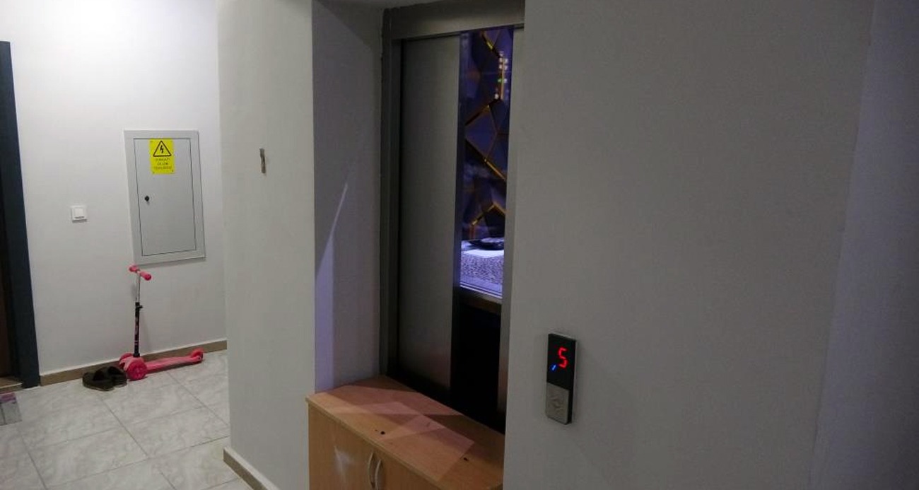 Asansör ile duvar arasında sıkışan kadın öldü