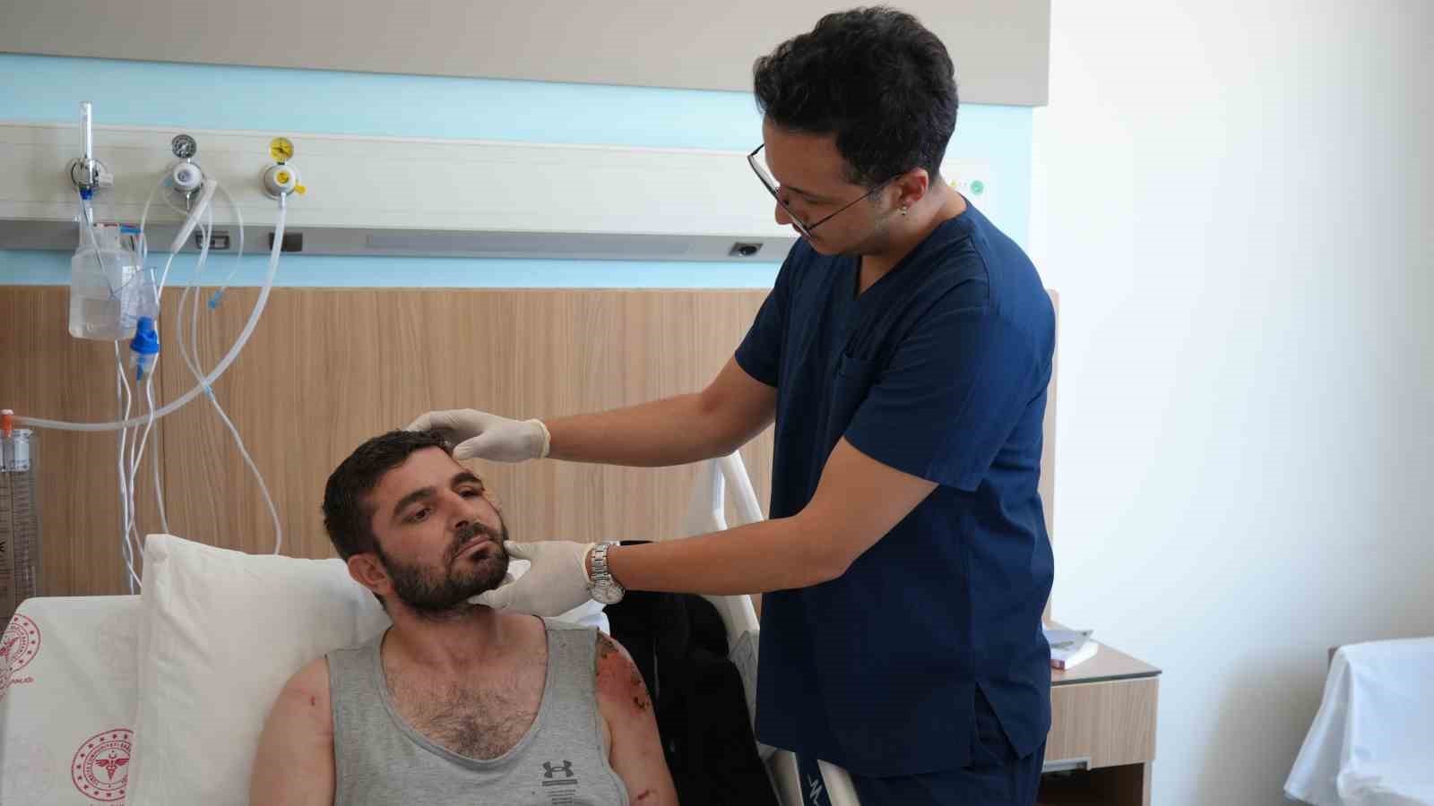 Bacağından alınan doku yüzüne nakledildi