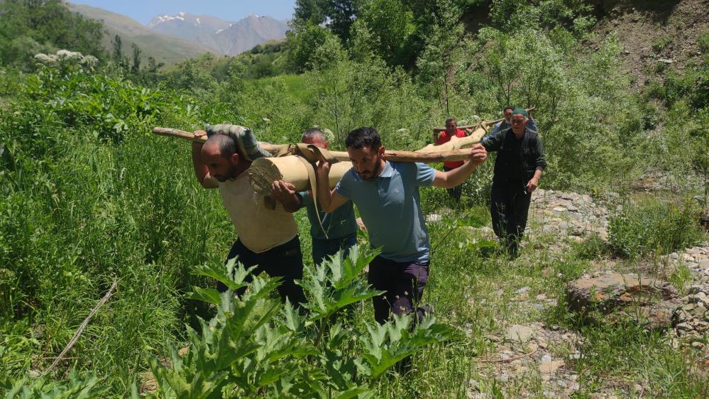 Bahçesaray’da toprak evler imece usulü ile tamir ediliyor  