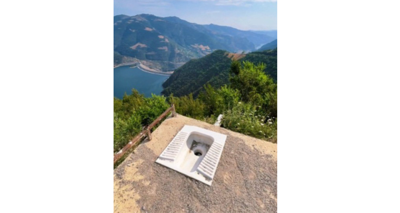 Baraj manzaralı tuvalet görenleri şaşırtıyor  