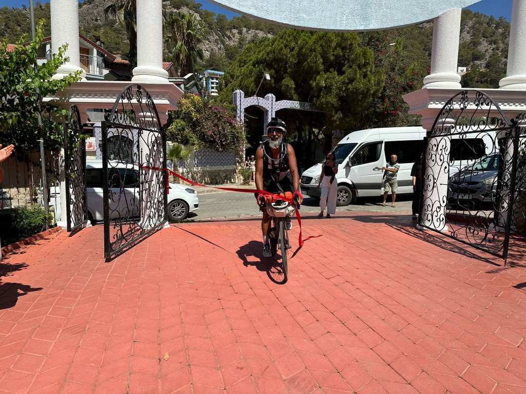 Bisiklet tutkusu pes dedirtti: Almanya’dan Fethiye’ye geldi