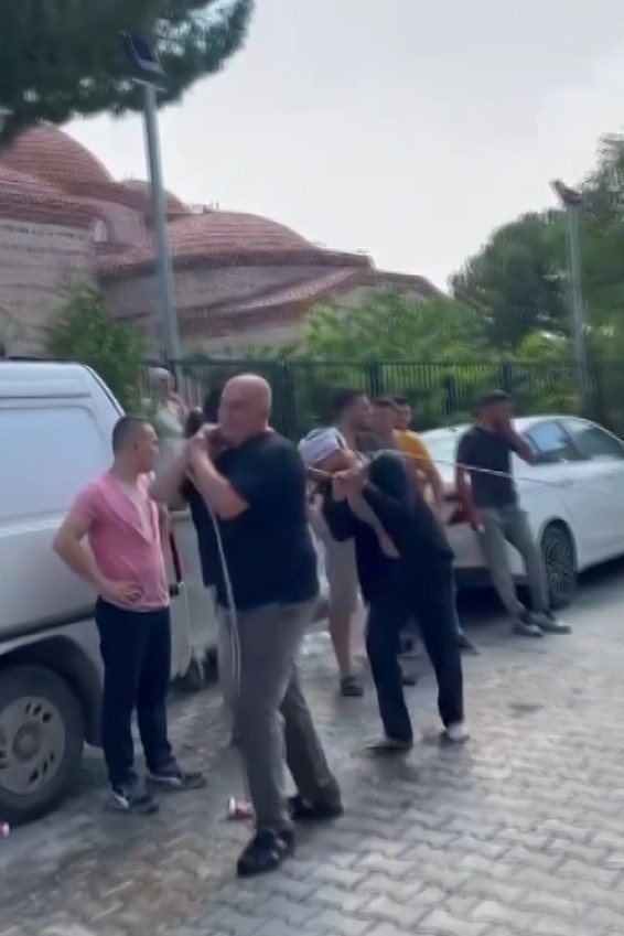 Damadın başına gelmeyen kalmadı:  Forklifte astılar, bahçe hortumuyla yıkadılar