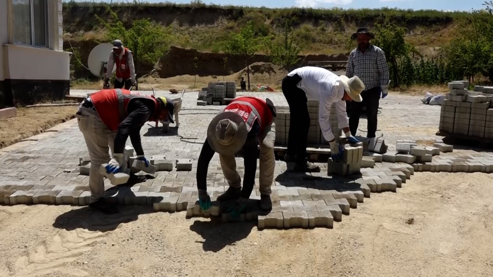 Edremit’in mahallerinde yol yapım çalışmaları sürüyor