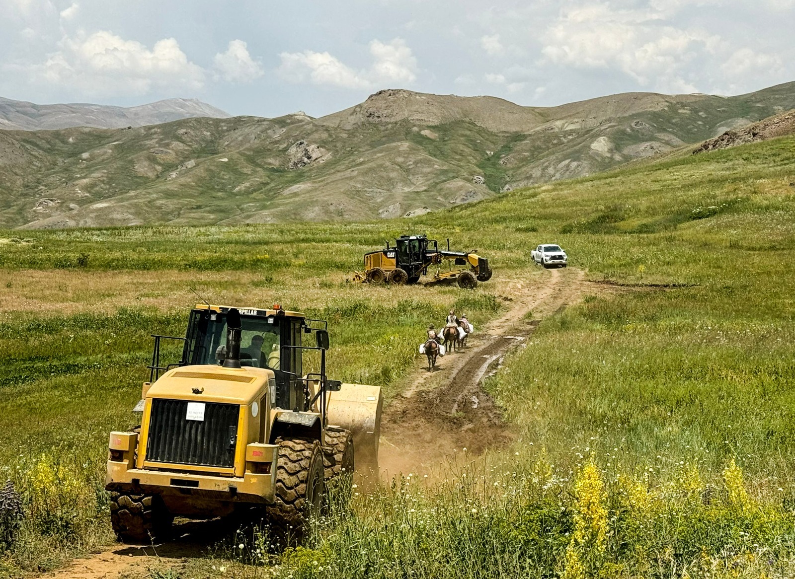 Gürpınar’da bulunan Tirşîn Yayla Yolu’nda çalışma başlatıldı