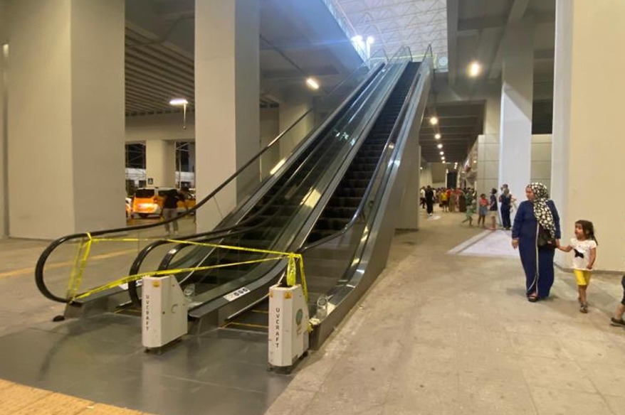 Havalimanında yürüyen merdiven durdu: 4 yaralı