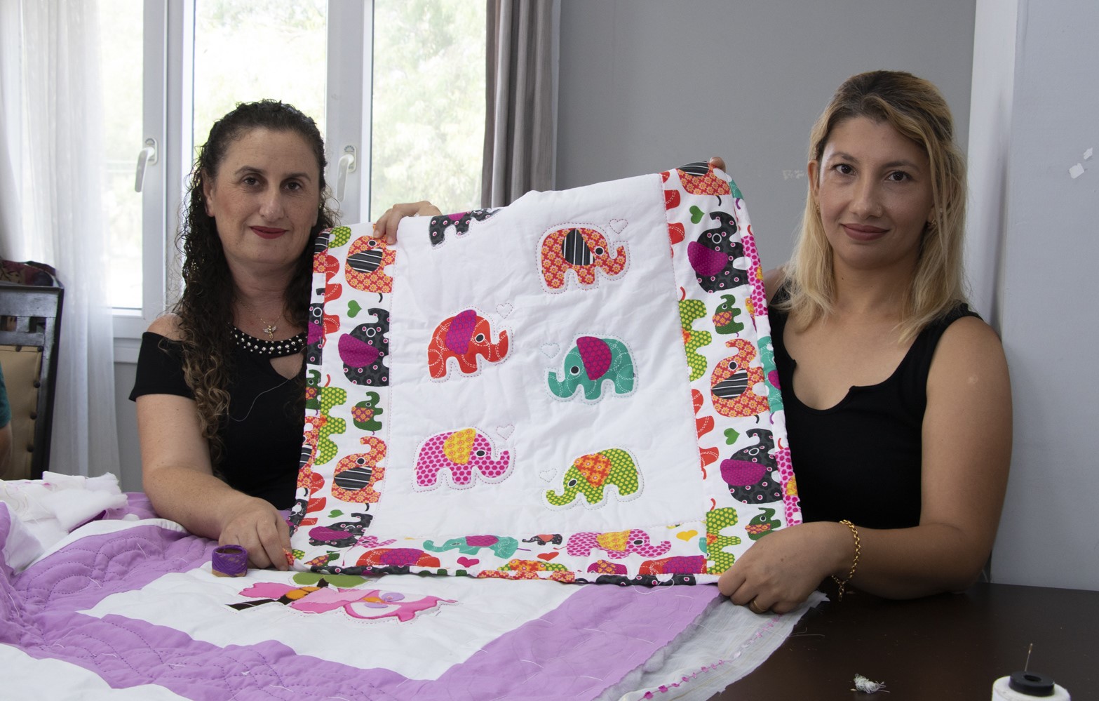 Kadınlar eski kumaşları ekonomiye kazandırıyor