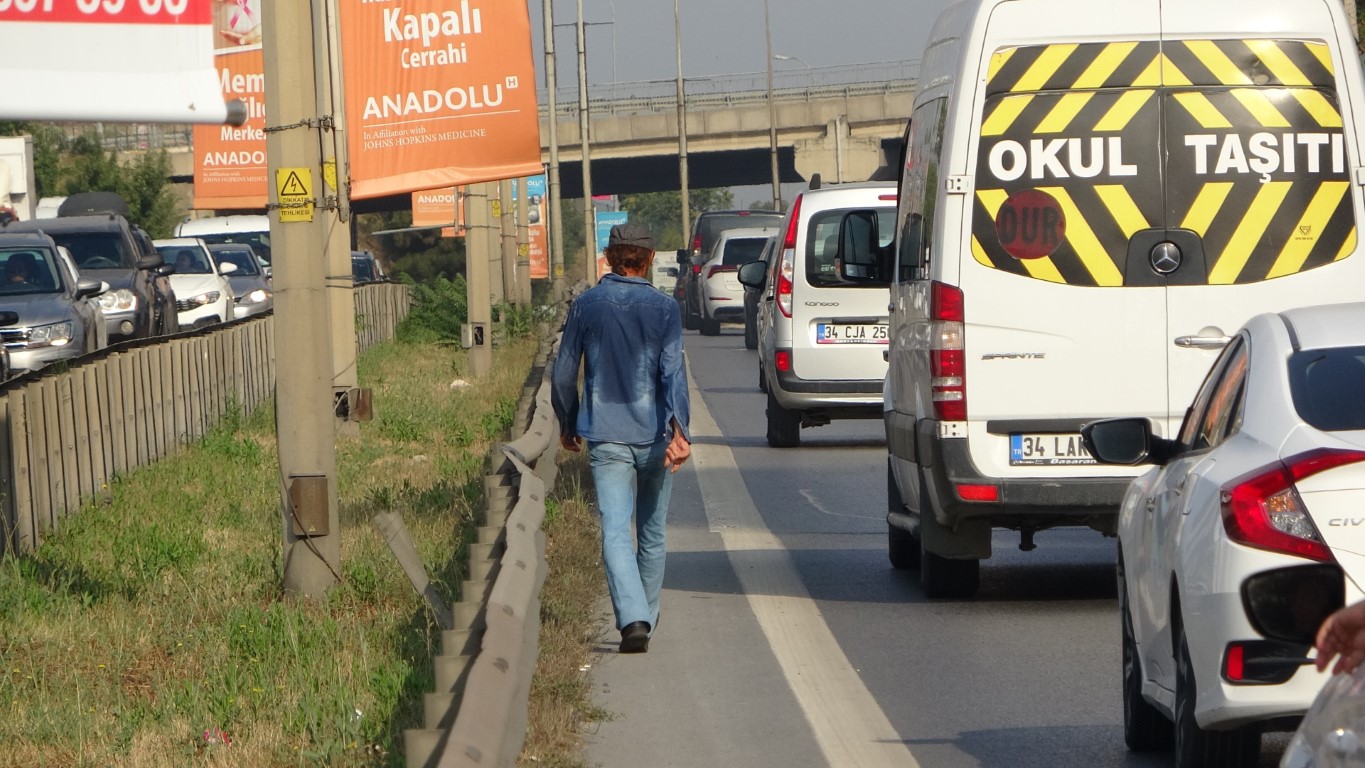 Karayolunda her gün kilometrelerce yürüyen adamın yürek burkan hikayesi