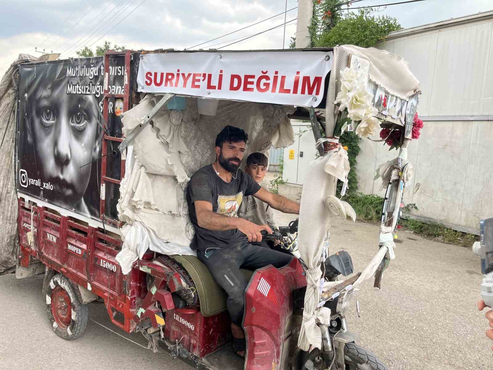 Suriyeli sanılmaktan korktu, motosikletine “Suriyeli değilim” yazdı