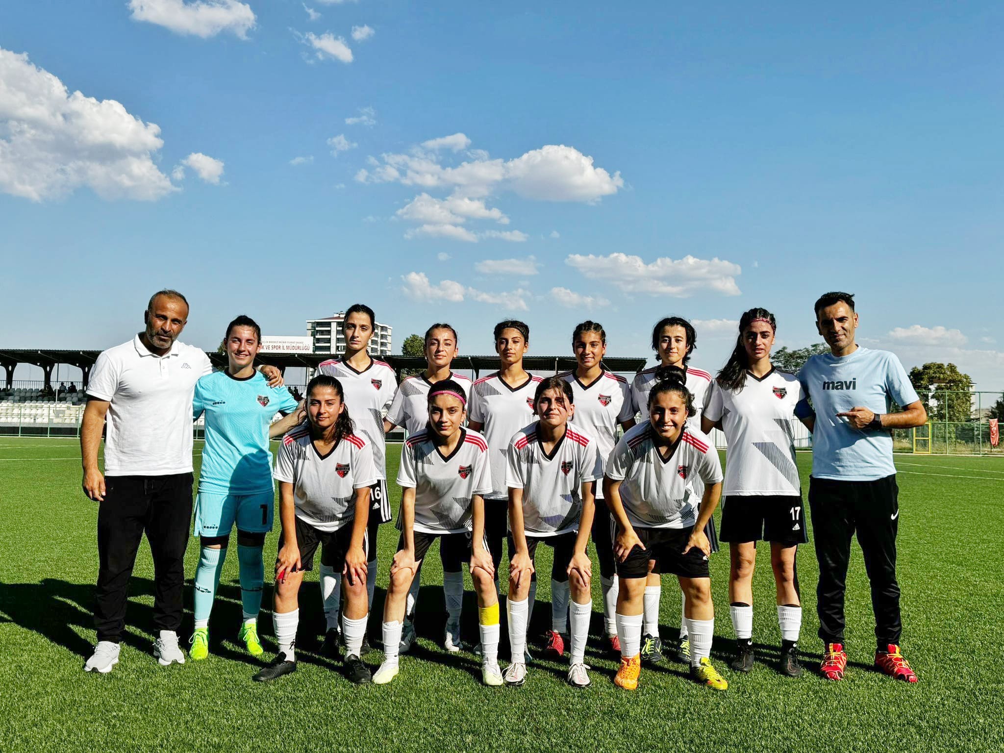 Van Büyükşehir Belediyesi kadın futbol takımı yarı finalde  