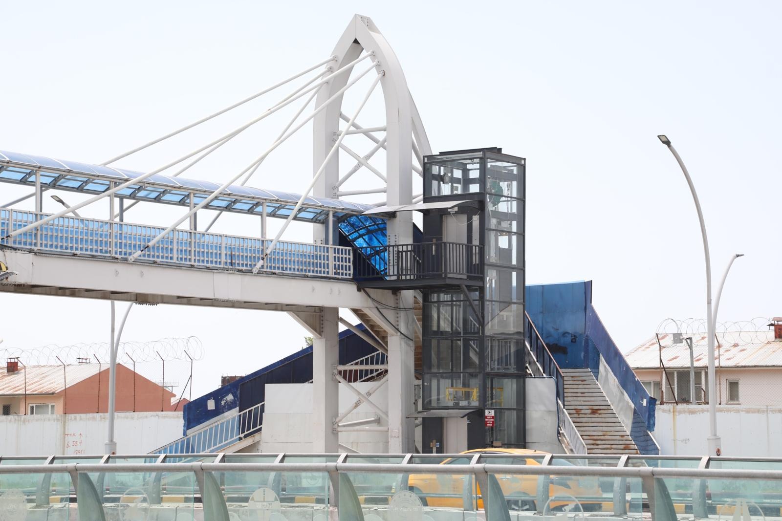 Van Eğitim ve Araştırma Hastanesi üst geçidinde bulunan asansör hizmete alındı