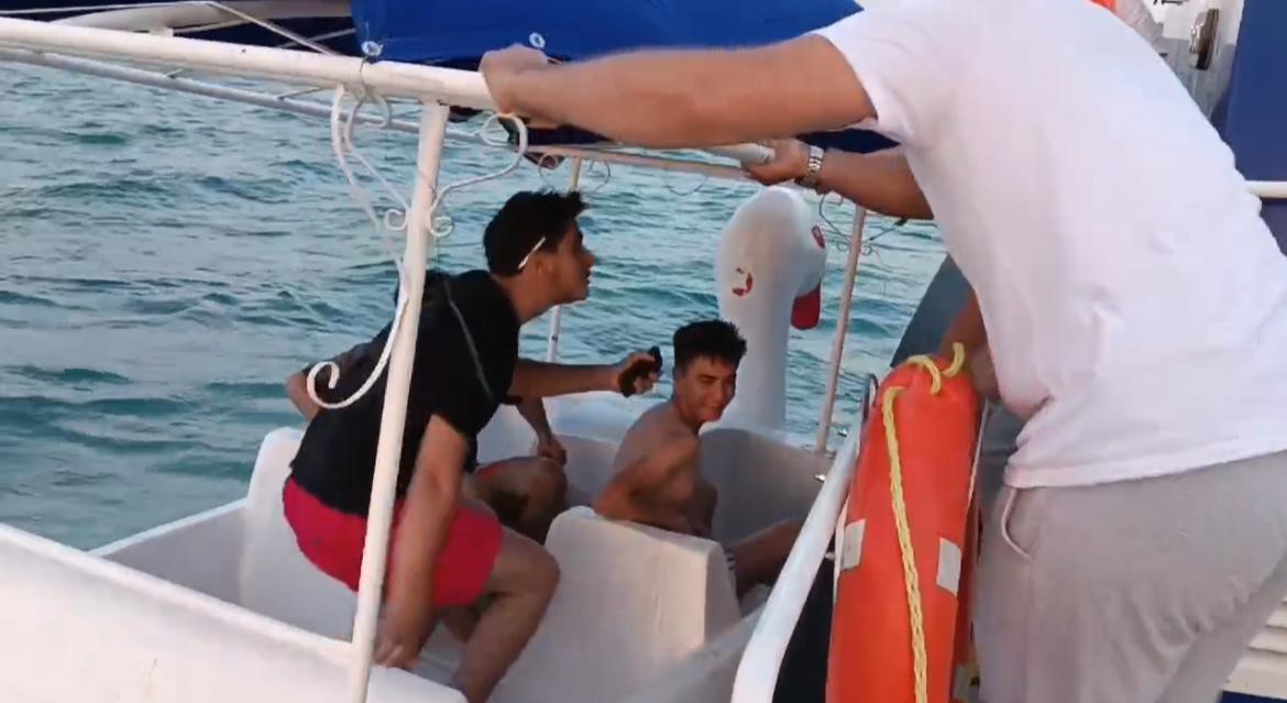 Van Gölü’nde bisikletleri akıntıya kapıldı, 10 kişi kurtarıldı