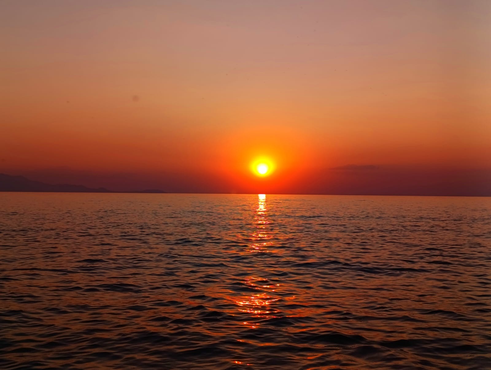 Van Gölü’nde gün batımı mest ediyor