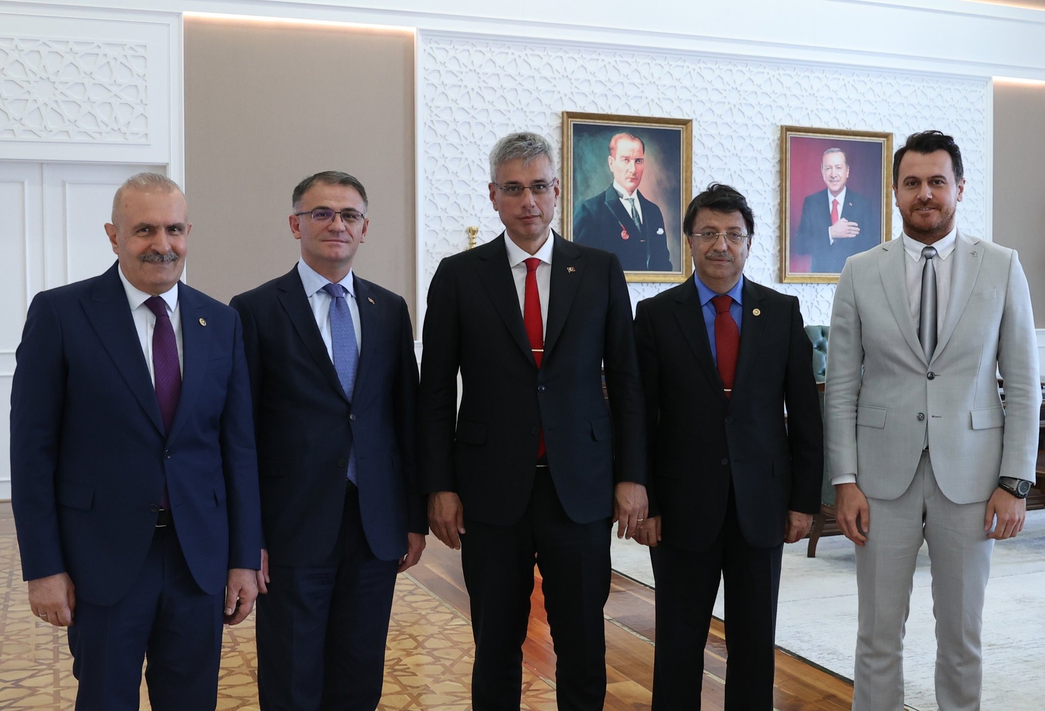 Van Valisi ve milletvekilleri Bakan Memişoğlu’nu ziyaret etti