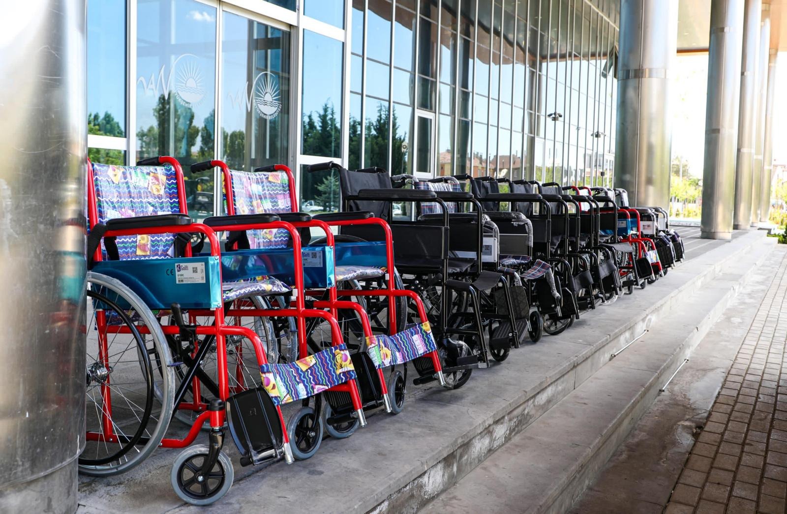 Van’da 11 vatandaşa tekerlekli sandalye verildi