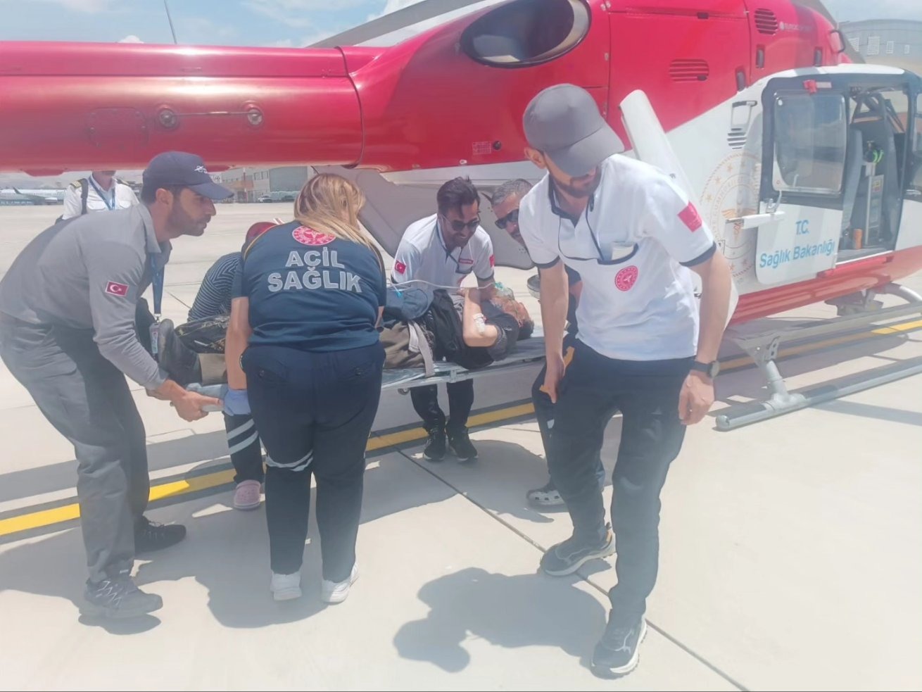 Van’da 60 yaşındaki hasta helikopter ambulans ile hastaneye kaldırıldı