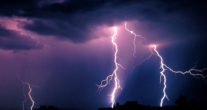 Van’da çobanlık yapan baba ve oğluna yıldırım isabet etti!