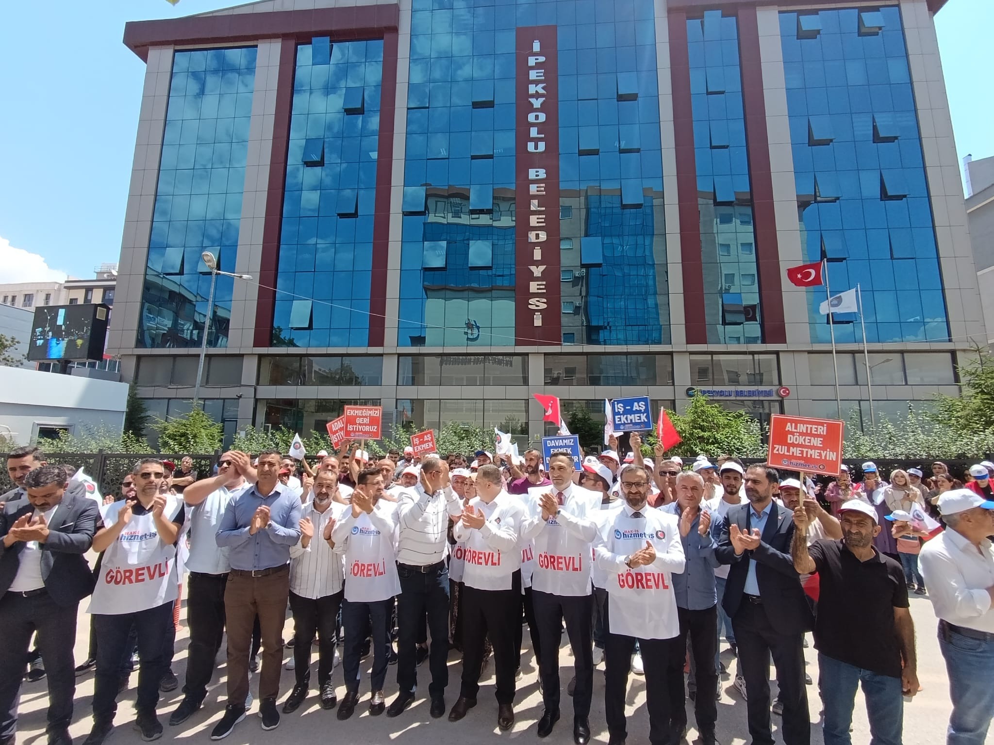 Van’da işten çıkarılan işçilerin eylemleri 2 aydır sürüyor