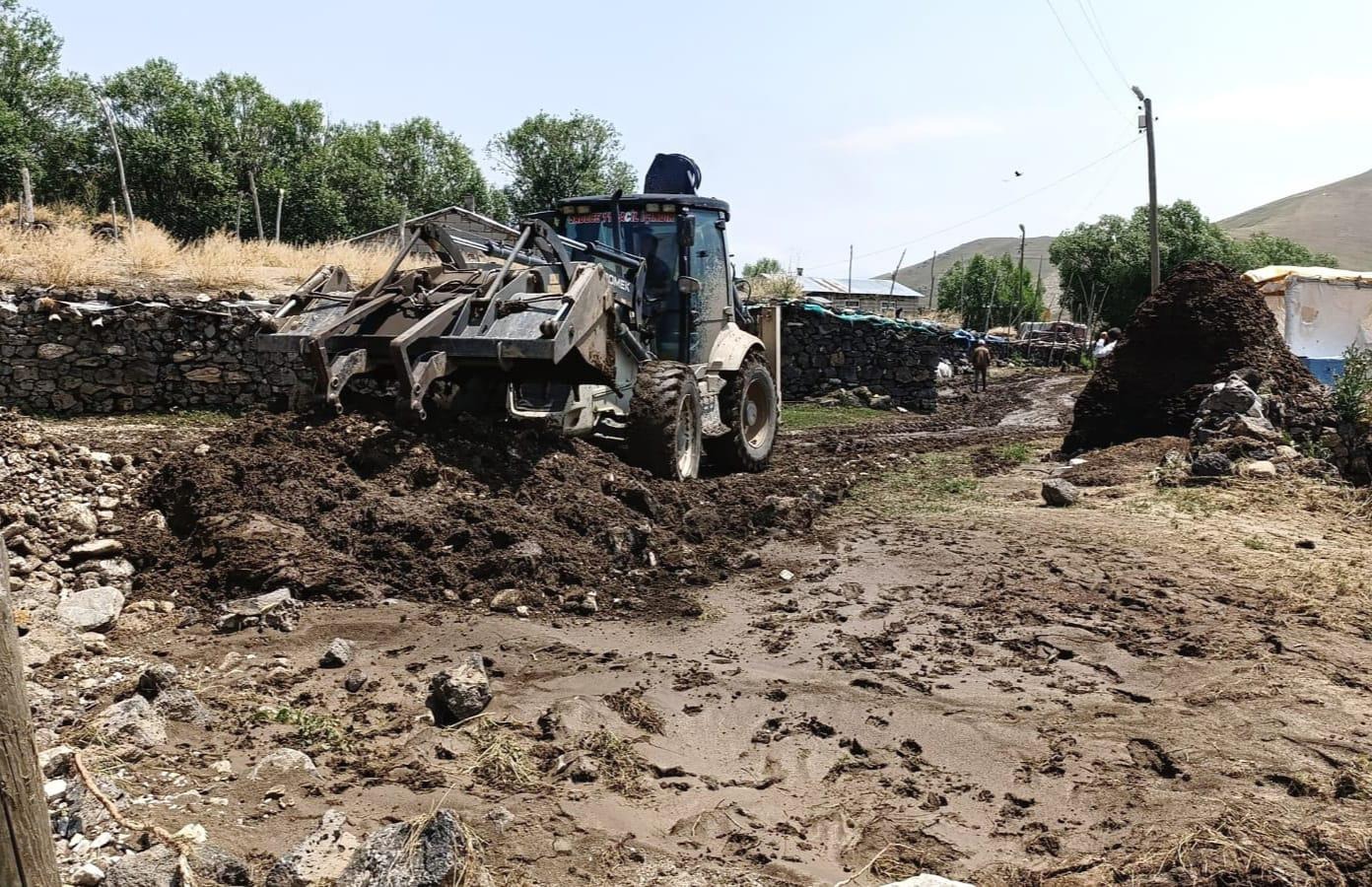Van’da sel felaketinin olduğu bölgede çalışma yapılıyor