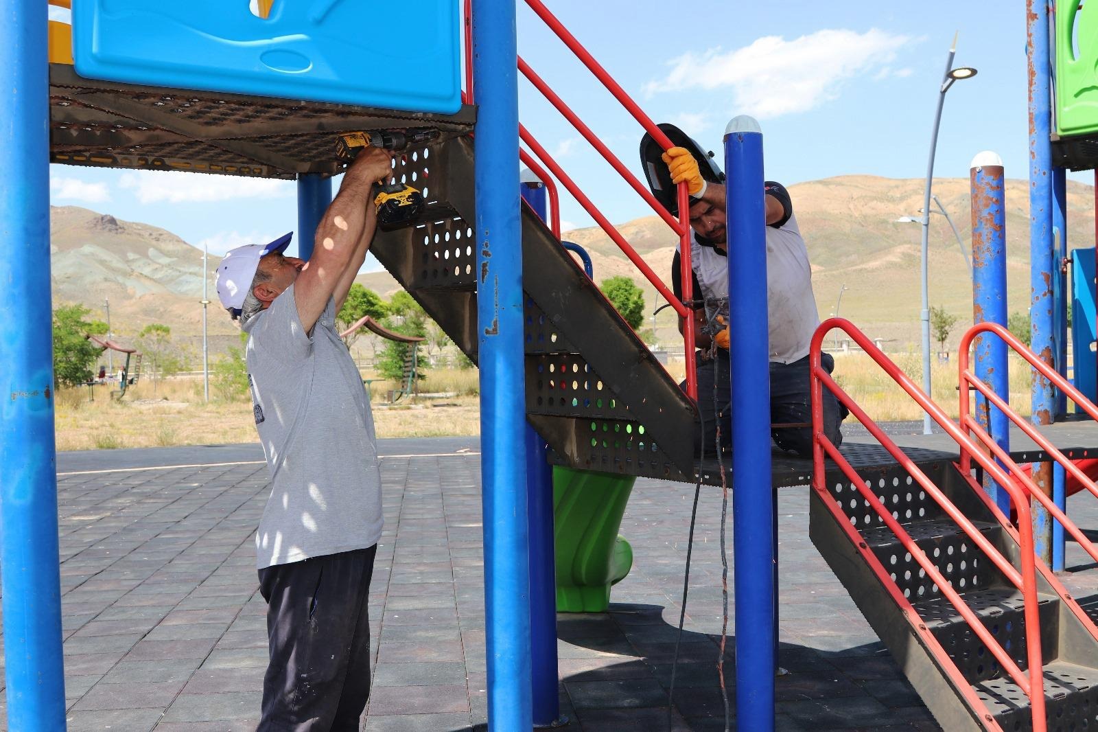 Van’da selden etkilenen park onarılıyor