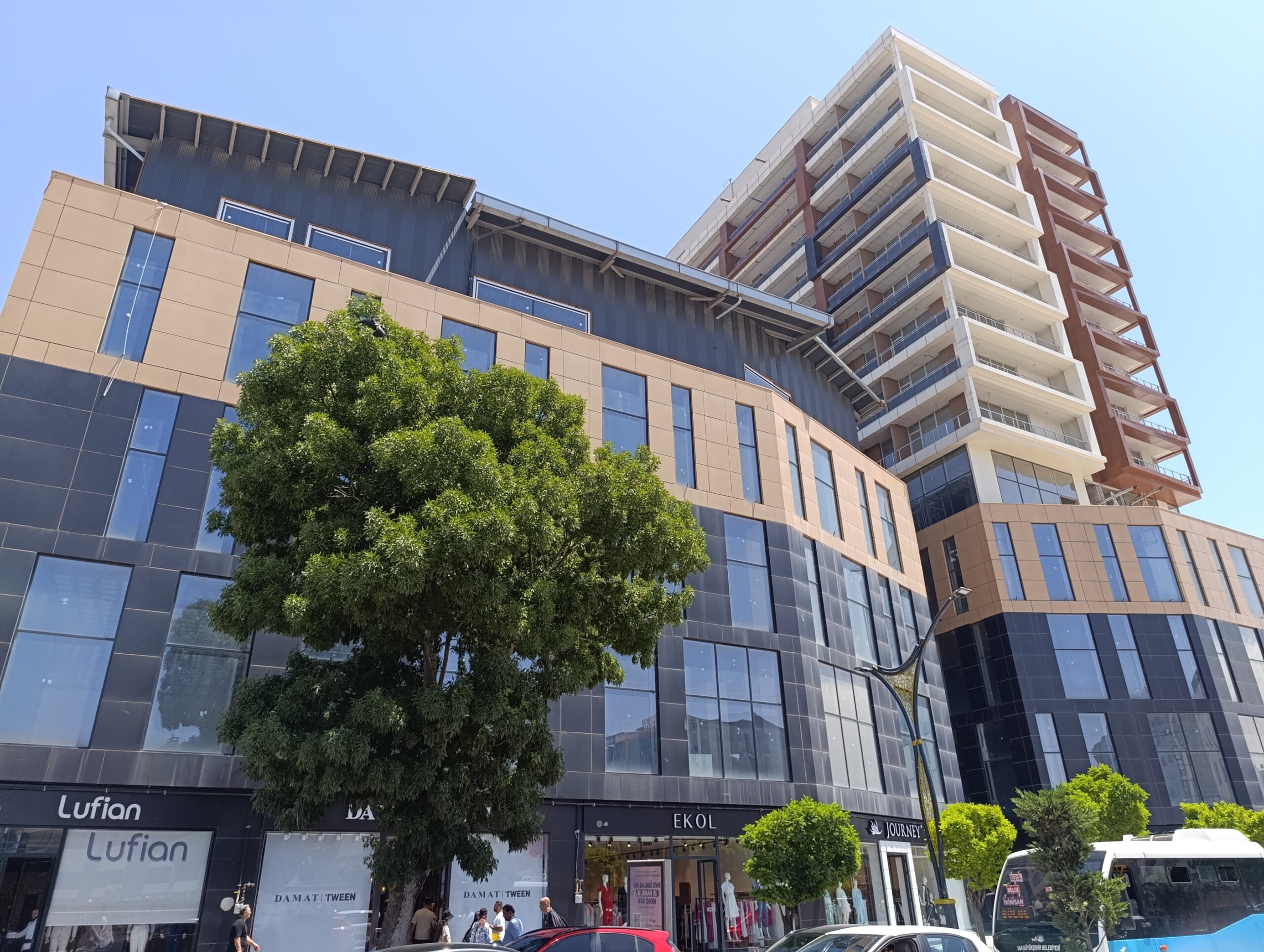 Van’ın cazibe merkezi olması beklenen bina icradan satılığa çıkarıldı