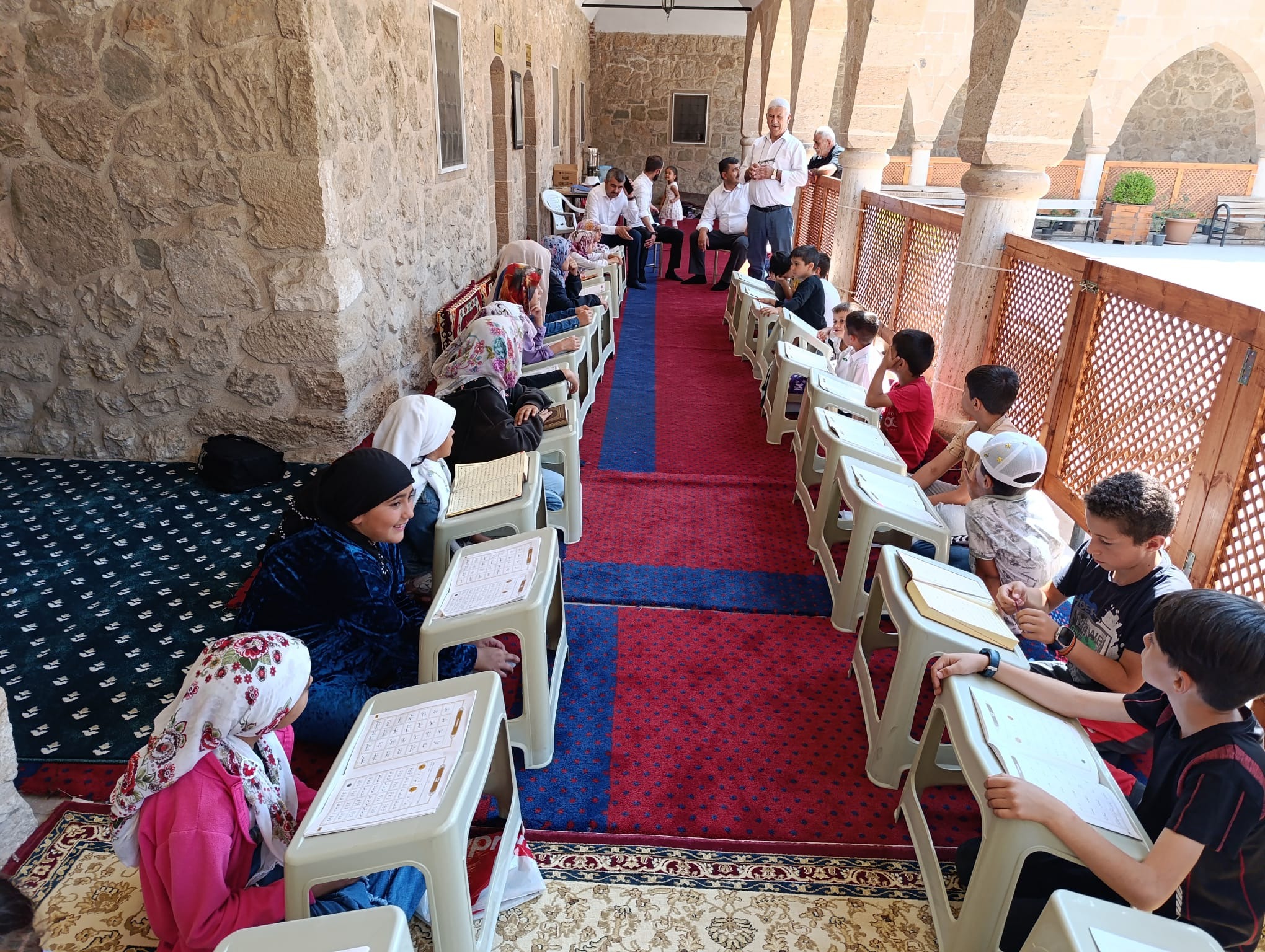 Van’ın tarihi camisinde hem Kur’an-ı Kerim hem de Hüsn-i Hat Sanatı öğretiliyor