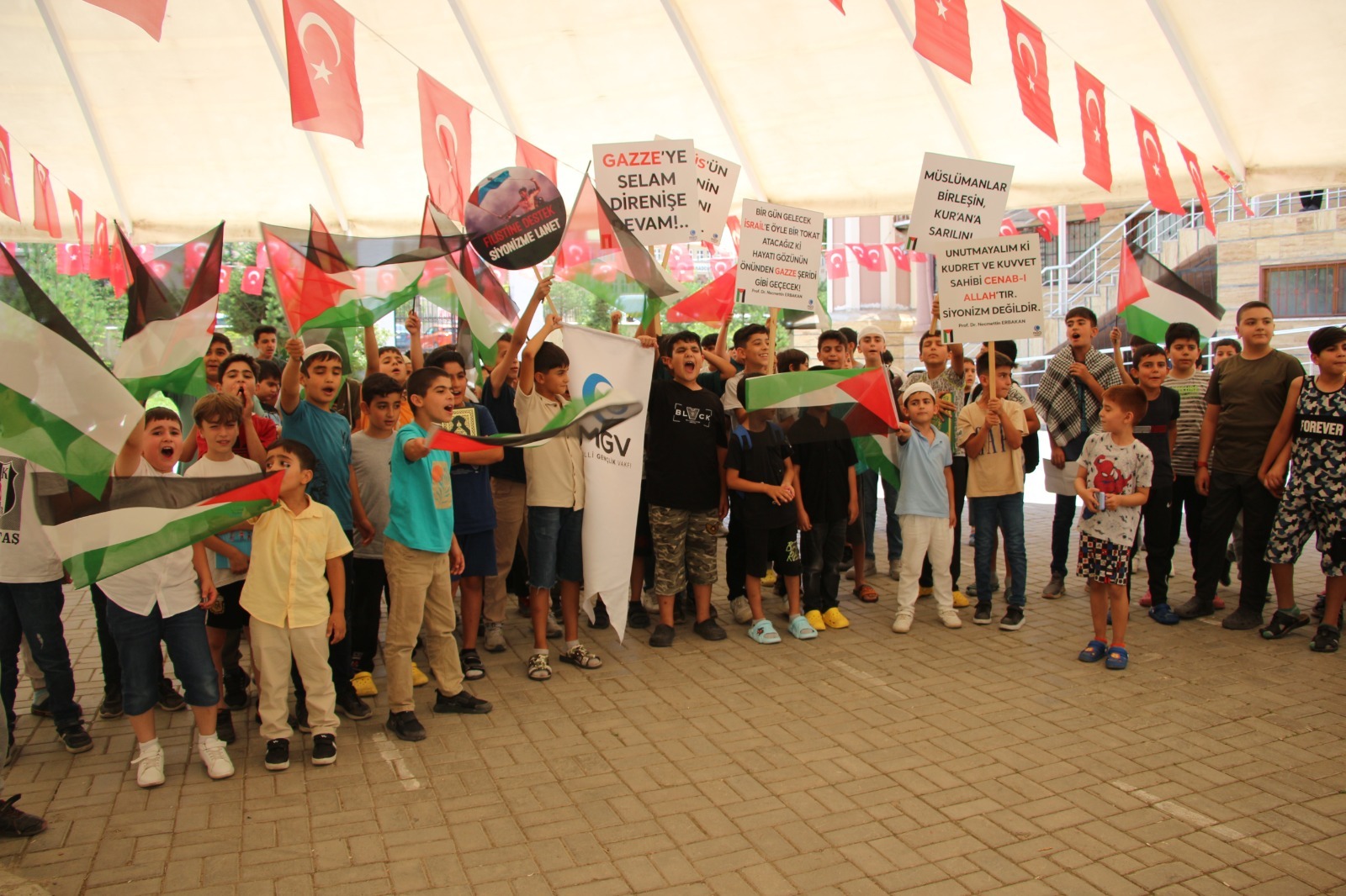 Vanlı çocuklar Gazze’de akranlarının şehit edilmesine sessiz kalmadı