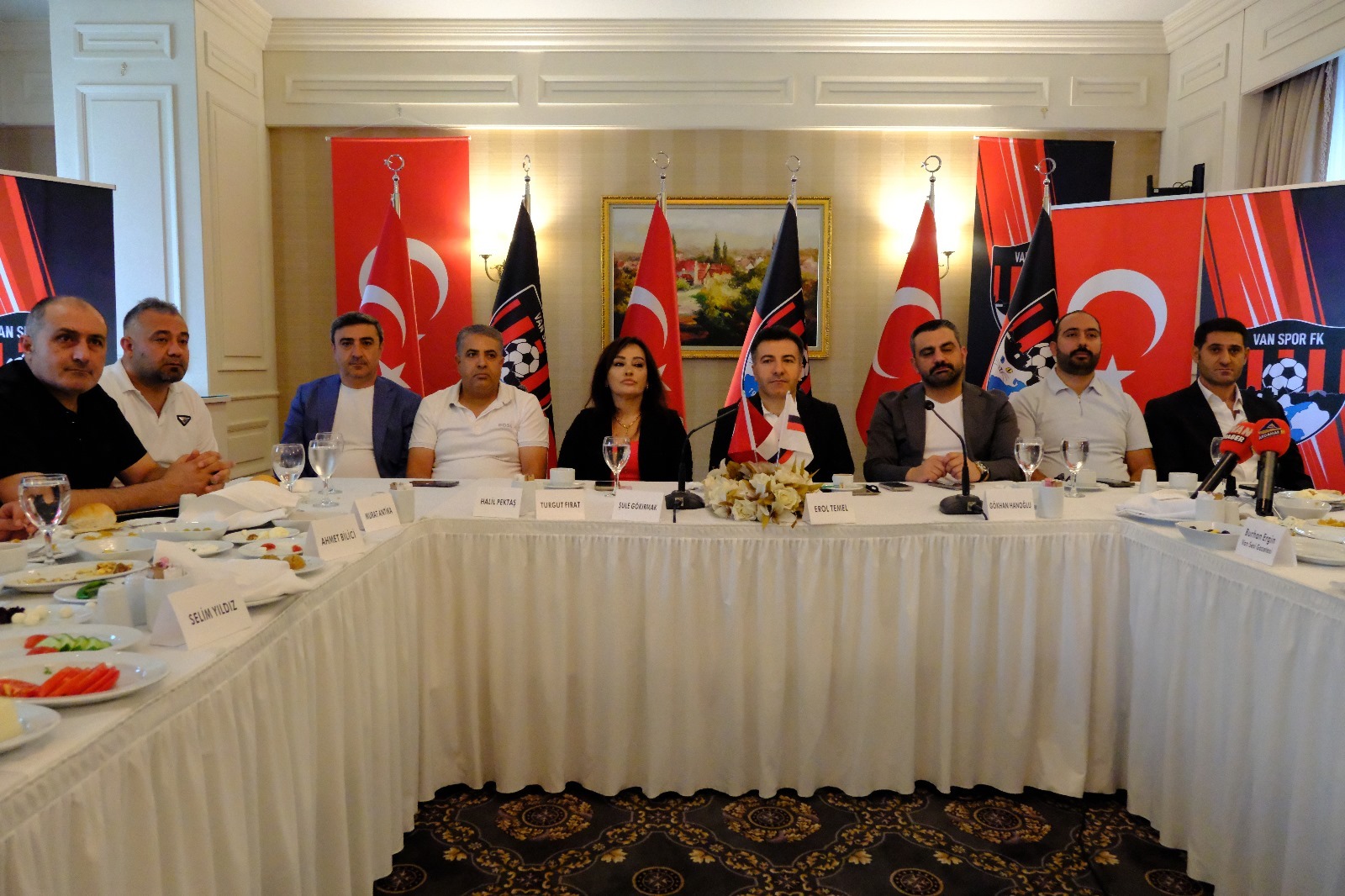 Vanspor’un yeni yönetimi basınla bir araya geldi