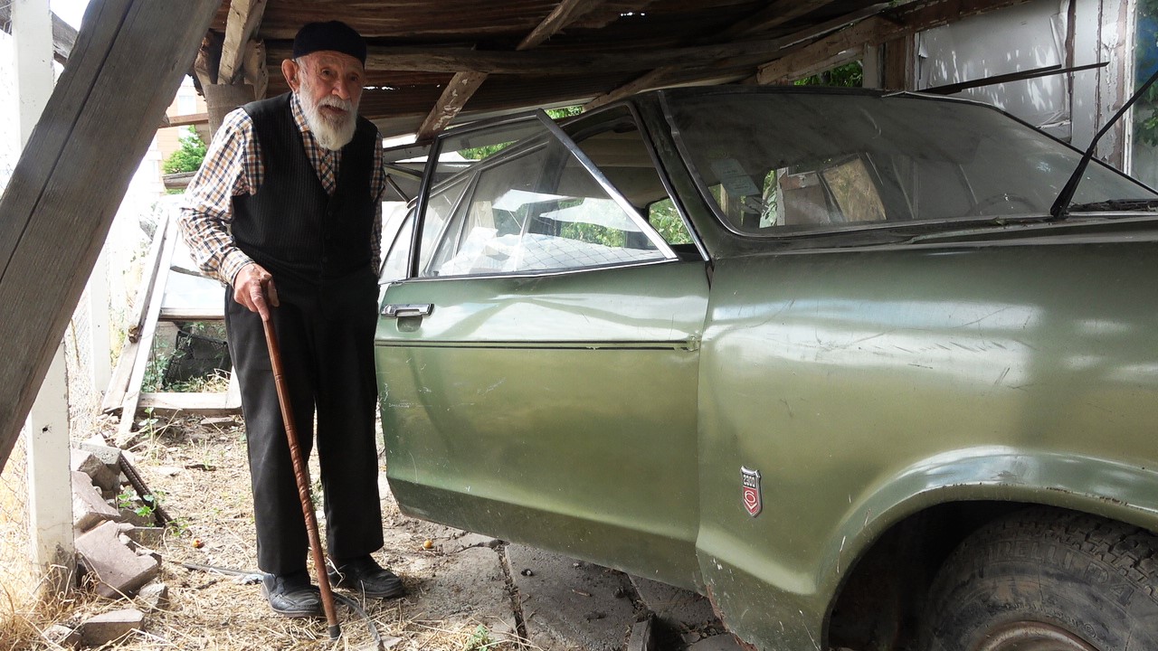 98’lik delikanlı 48 yaşındaki otomobilini 15 yıldır garajında saklıyor