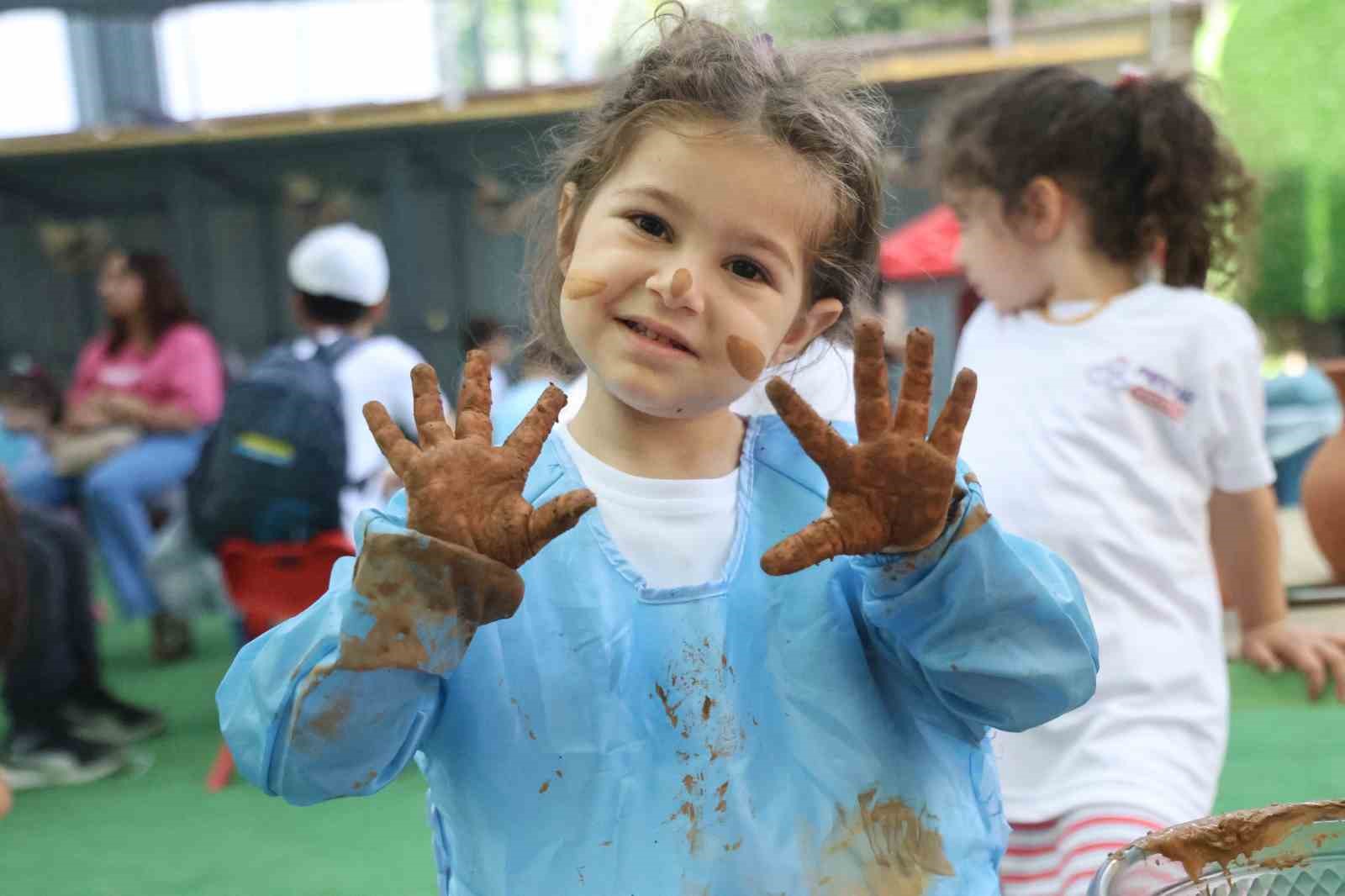 Otizmli çocuklar çömlek yaptı, gönüllerince eğlendi