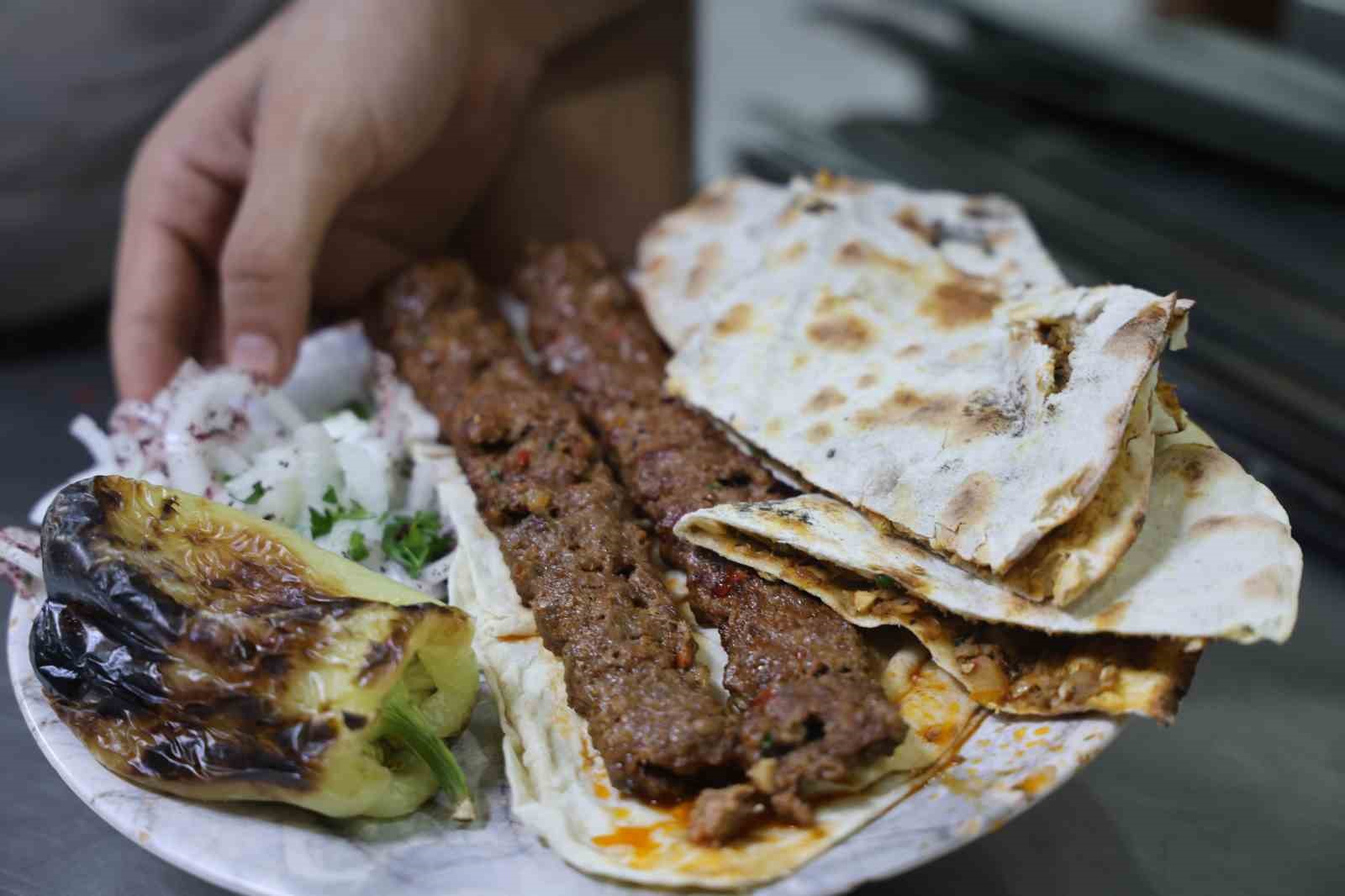 Dar gelirlinin dostu esnaf: Burada yemekler 4’te bir fiyatına