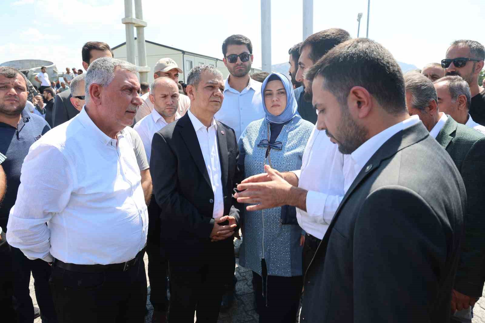 AK Parti heyetinden grev yapan işçilere destek