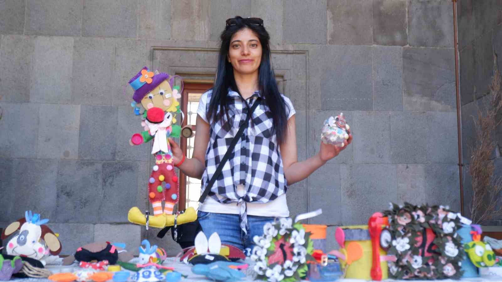 Atık malzemelerden yaptığı eserlerle hayata tutundu