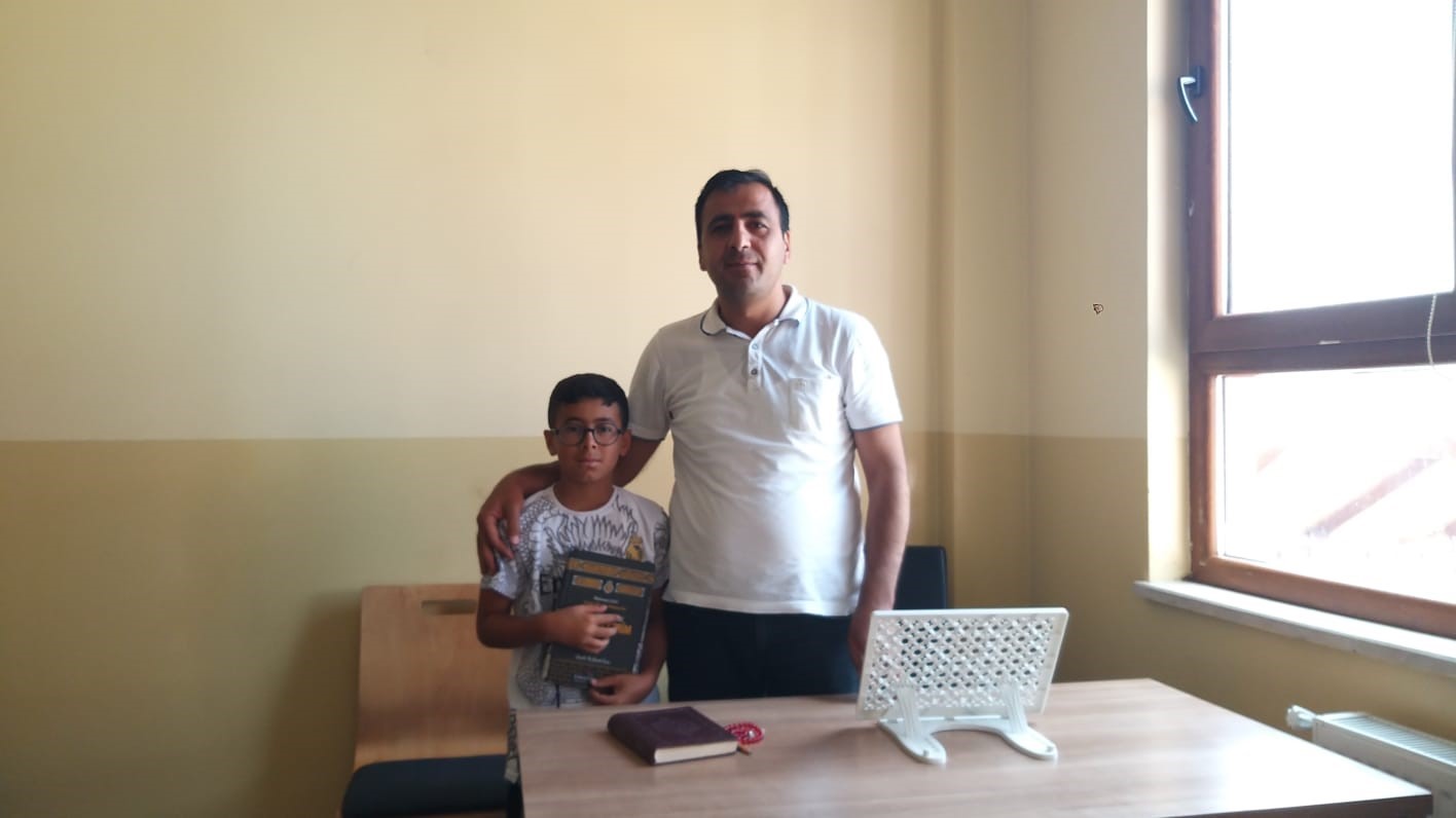 Azmiyle  altı ayda hafız oldu