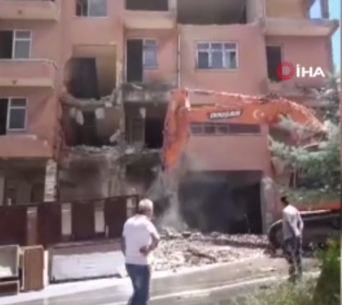 Korkulu anlar! Kepçe operatörünün üzerine bina çöktü