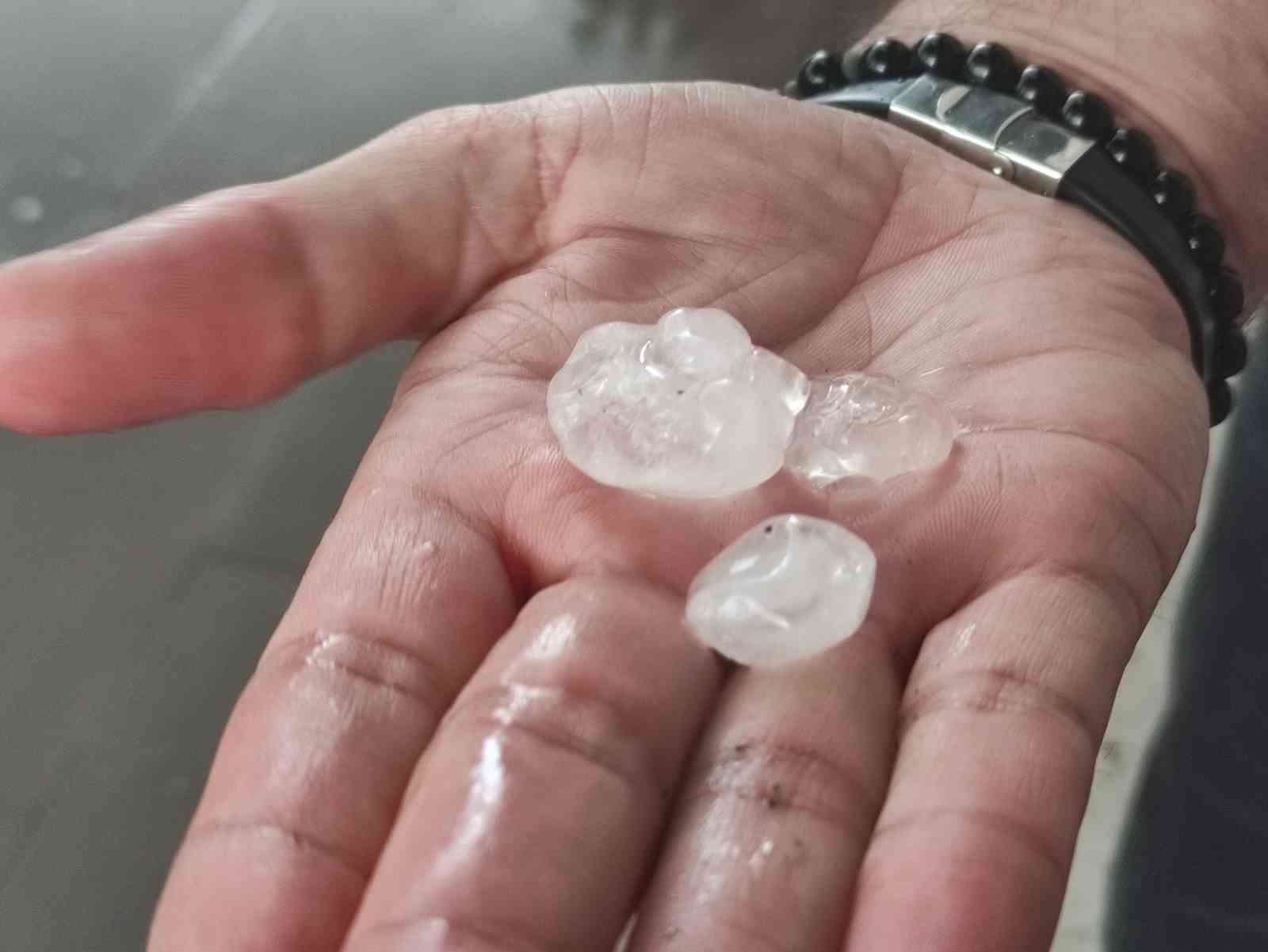 Bir tarafta kış yaşanırken diğer taraftan da  sağanak ve dolu etkili oldu