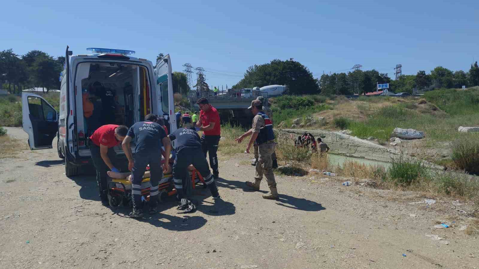 Otomobil su kanalına uçtu: Baba ve oğlu hayatını kaybetti