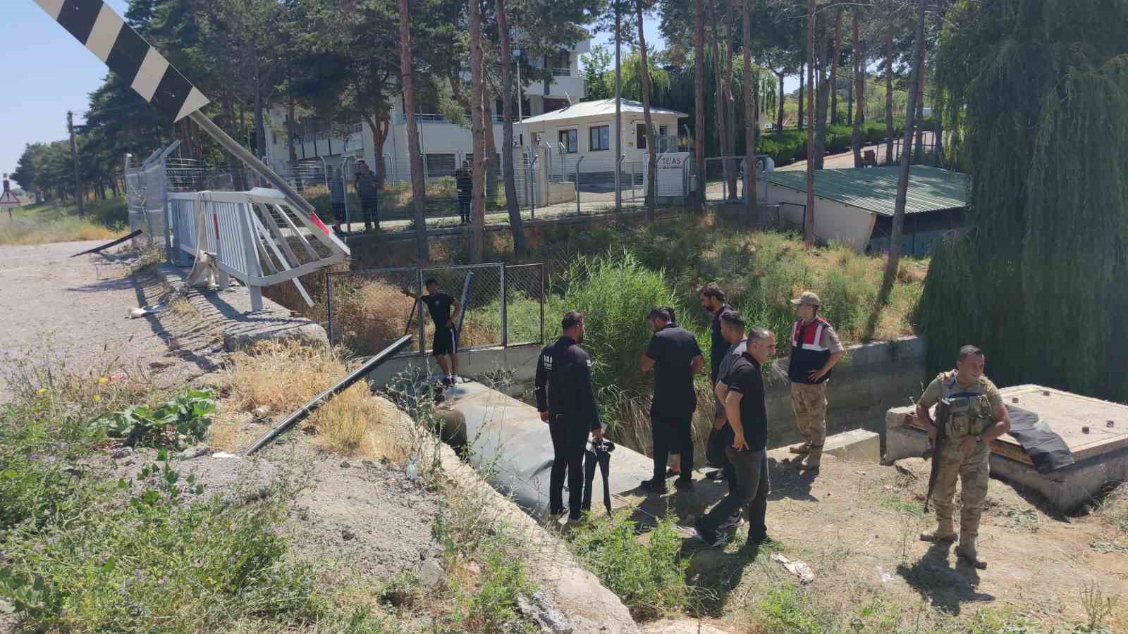 Otomobil su kanalına uçtu: Baba ve oğlu hayatını kaybetti