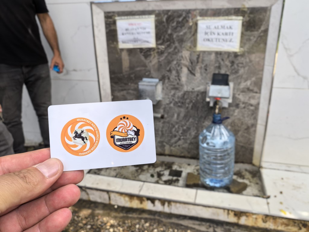 Kartla çalışan çeşma görenleri şaşırttı