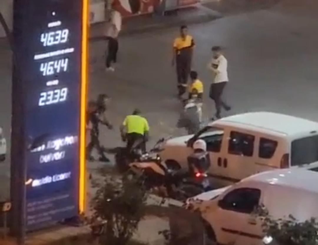 Ceza kesilen sürücü ile trafik polisi arasında kavga çıktı