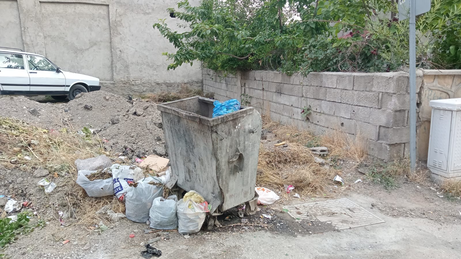 Van’da çevreye atılan çöpler kötü kokulara sebep oluyor